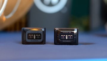 Zwei WHOOP-Geräte auf einem Tisch: eines mit der Bezeichnung 'WHOOP 5.0' und das andere 'WHOOP MG'.