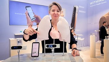 A person standing behind a 3D-printed heart and lung, showcasing the Withings BeamO device.