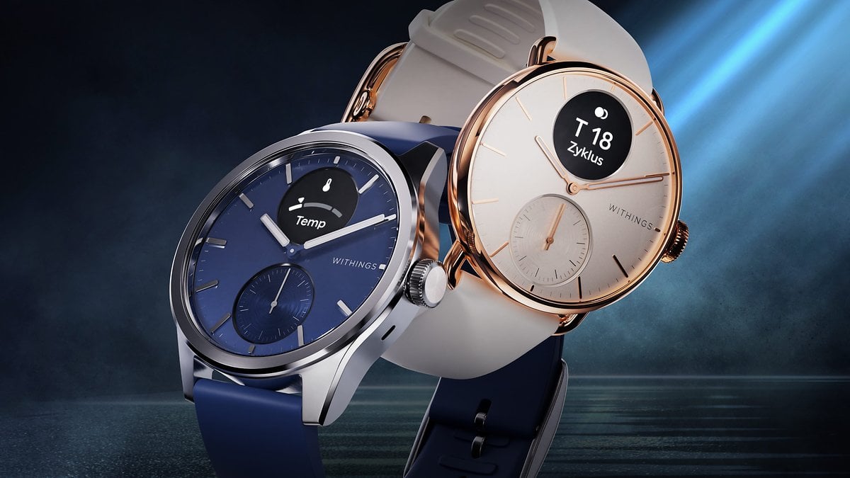 Deux montres connectées Withings : l'une avec un bracelet bleu et affichage de température, l'autre avec un bracelet blanc et suivi du cycle.