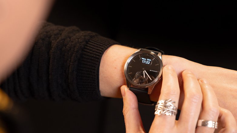 Eine Person trägt die Withings Smartwatch 2 mit der Hand in der Tasche