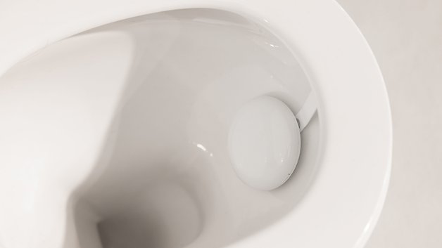 Withings U-Scan in Toilette aufgehängt
