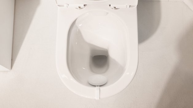 Withings U-Scan in Toilette aufgehängt