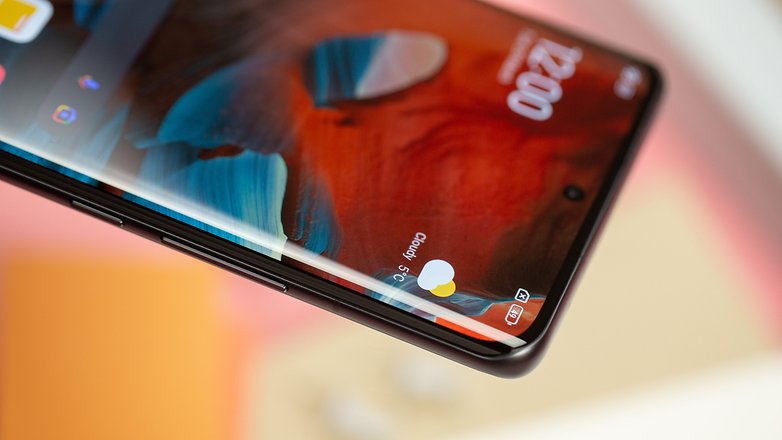 Xiaomi 12 Pro von schräg oben mit Blick aufs Display