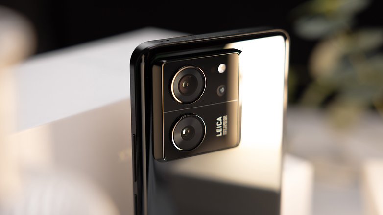 Le Xiaomi 13T Pro vu de dos avec un zoom sur son module photo