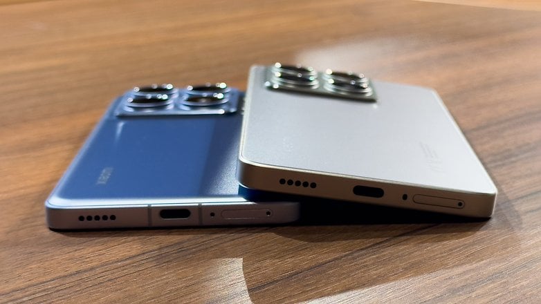 Deux smartphones Xiaomi 14T, un bleu et un argenté, exposés côte à côte sur une surface en bois.