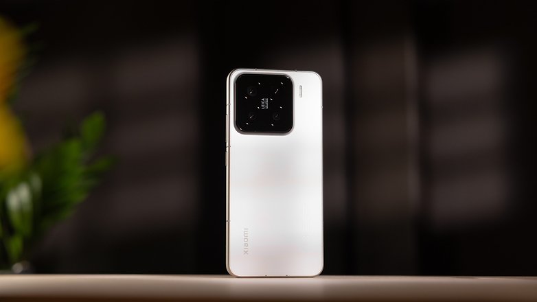 Ein Xiaomi 15 Smartphone in Weiß, auf einem Tisch vor einem verschwommenen Hintergrund präsentiert. Ein Xiaomi 15 Smartphone in Weiß, auf einem Tisch vor einem verschwommenen Hintergrund präsentiert.
