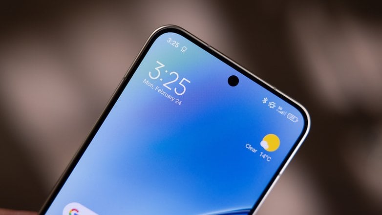 Nahaufnahme des Displays eines Xiaomi 15-Smartphones, das die Uhrzeit 3:25 und Wetterinformationen zeigt.