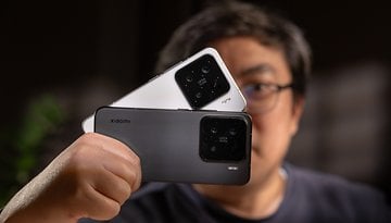 Uma pessoa segurando dois smartphones Xiaomi 15, um branco e um preto, com lentes de câmera visíveis.