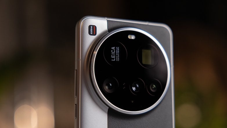 Nahaufnahme des Xiaomi 15 Ultra Smartphones mit seinem Leica-Kameramodul.