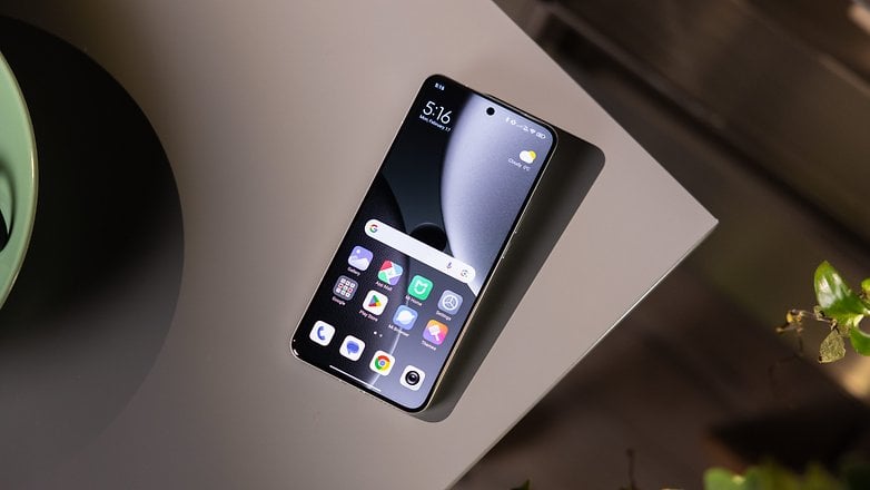 Xiaomi 15 Ultra-Smartphone auf einem Tisch, zeigt den Startbildschirm und App-Symbole.