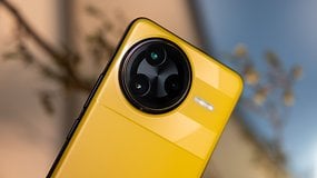 Gros plan d'un smartphone Poco F7 Ultra jaune mettant en avant son design de caméra.