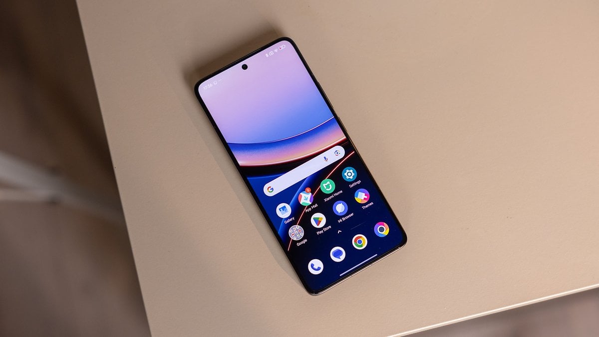 Un smartphone Poco F7 Ultra affichant un écran d'accueil coloré sur une surface beige.