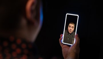 Bild von Antoine, der im Dunkeln mit einem Xiaomi-Handy einen Videocall durchführt