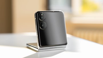 Un smartphone Xiaomi Mix Flip posé sur une table, mettant en avant son design élégant et sa configuration à double caméra.