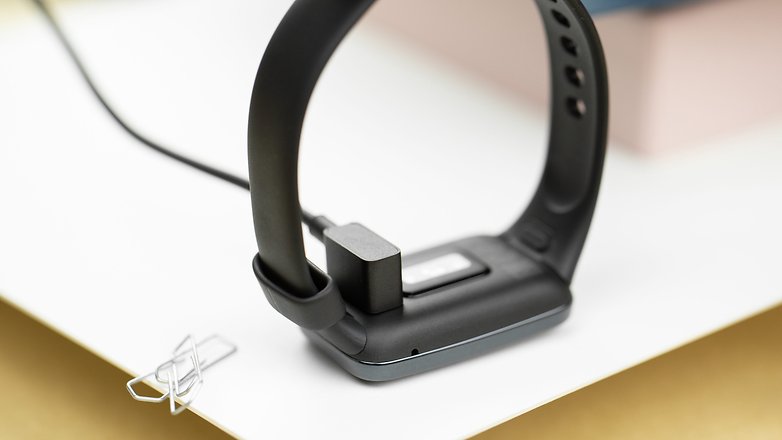 Blick auf die Innenseite des Smart Band 7 Pro mit angeschlossenem Ladekabel