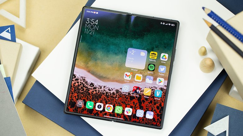 Xiaomi Mix Fold 2 test complet écran principal déplié et posé à plat sur une table