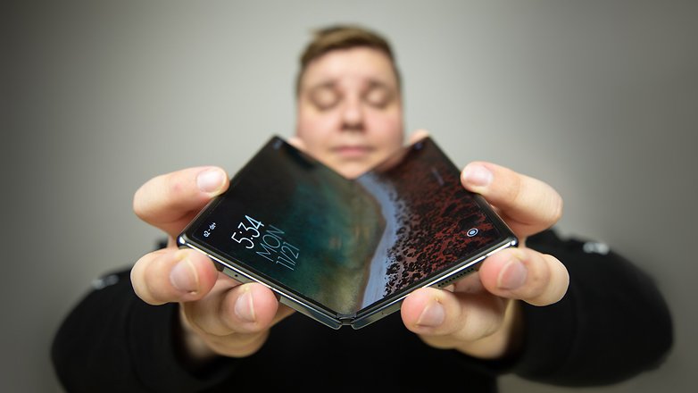 Xiaomi Mix Fold 2 test complet photo de Une avec Antoine qui tient le smartphone déplié devant lui