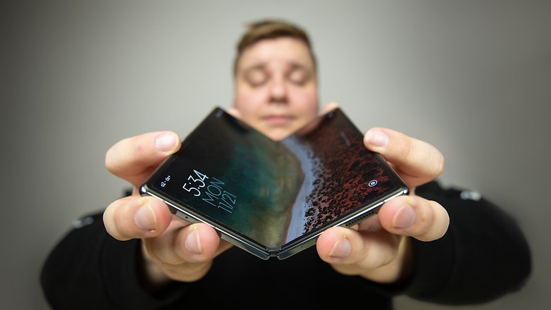 Xiaomi Mix Fold 2 in den Händen von Antoine