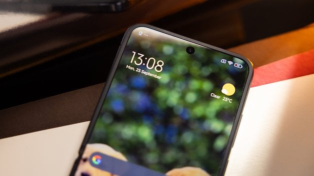 Xiaomi Mix Flip de perto, mostrando a data e horário.