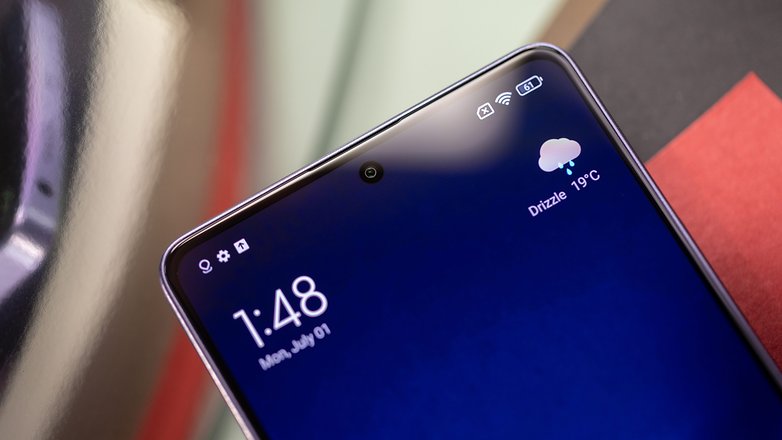 Poco M6 Pro in Nahaufnahme von vorn mit Blick aufs obere Display-Drittel