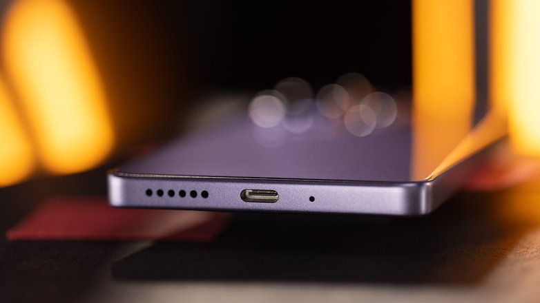 Das Poco M6 Pro von unten mit Blick auf den USB-C-Port