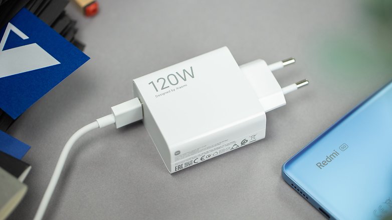 Ladeadapter mit aufgedrucktem 120-Watt-Hinweis