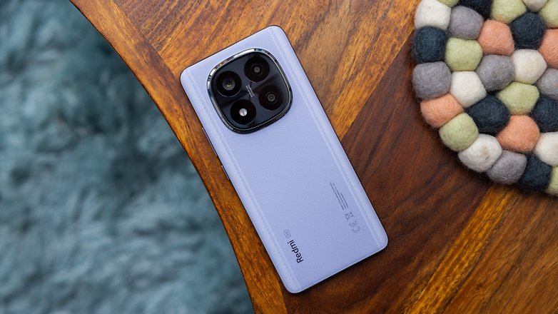 Ein Xiaomi Redmi Note 14 Pro Plus 5G Smartphone in Lavendel auf einem Holztisch. Ein Xiaomi Redmi Note 14 Pro Plus 5G Smartphone in Lavendel auf einem Holztisch.