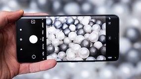 Eine Person hält ein Xiaomi Redmi Note 14 Pro Plus 5G, das eine Kameraoberfläche mit bunten Kugeln im Fokus zeigt.