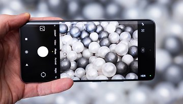Eine Person hält ein Xiaomi Redmi Note 14 Pro Plus 5G, das eine Kameraoberfläche mit bunten Kugeln im Fokus zeigt.