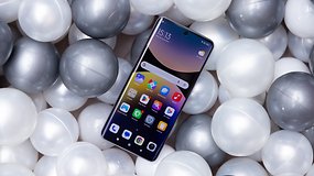 Xiaomi Redmi Note 14 Pro Plus 5G Smartphone auf bunten Bällen.
