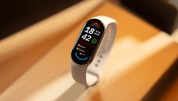 Xiaomi Smart Band 9 von schräg oben, aufgestellt auf einem Tisch