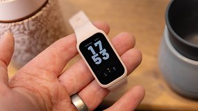 Eine Hand hält ein Xiaomi Smart Band 9 Active, das die Uhrzeit 17:53 auf dem Bildschirm anzeigt.