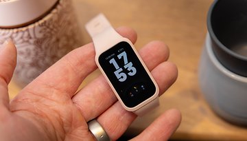 Eine Hand hält ein Xiaomi Smart Band 9 Active, das die Uhrzeit 17:53 auf dem Bildschirm anzeigt.