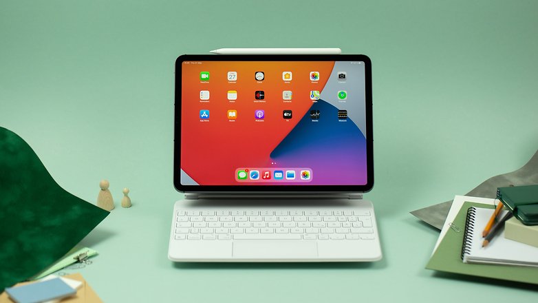 iPad Pro mit Tastatur und Apple Pen aufgeklappt auf dem Schreibtisch