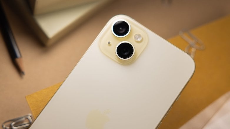 L'Apple iPhone 15 Plus vu de dos avec un zoom sur son double module photo