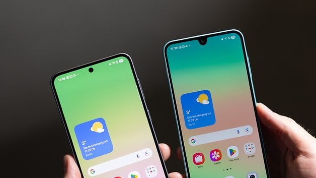 Deux smartphones Samsung Galaxy côte à côte, affichant des widgets météo et des icônes d'applications sur des fonds colorés.