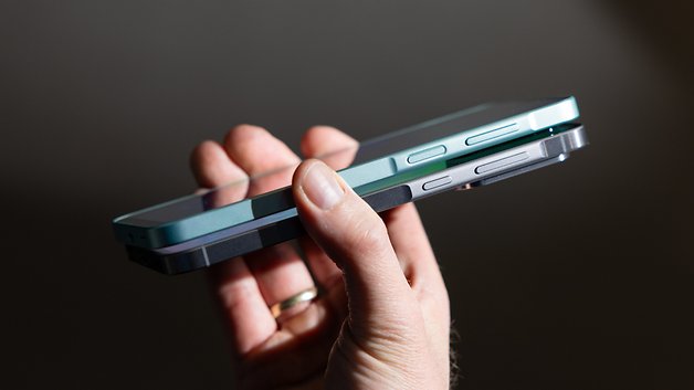 Une personne tenant deux smartphones Samsung Galaxy, le A36 et le A56, empilés l'un sur l'autre.
