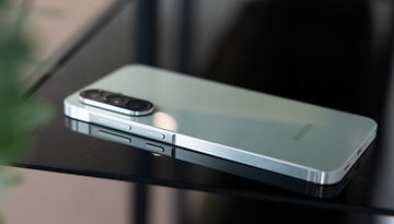 Ein Samsung Galaxy A56-Smartphone liegt auf einer reflektierenden schwarzen Oberfläche.