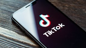 Smartphone mit TikTok-App