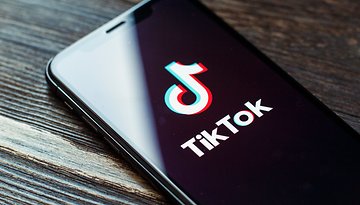 Smartphone mit TikTok-App