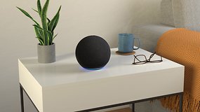 Der Amazon Echo Dot 4. Generation auf einem Tisch.