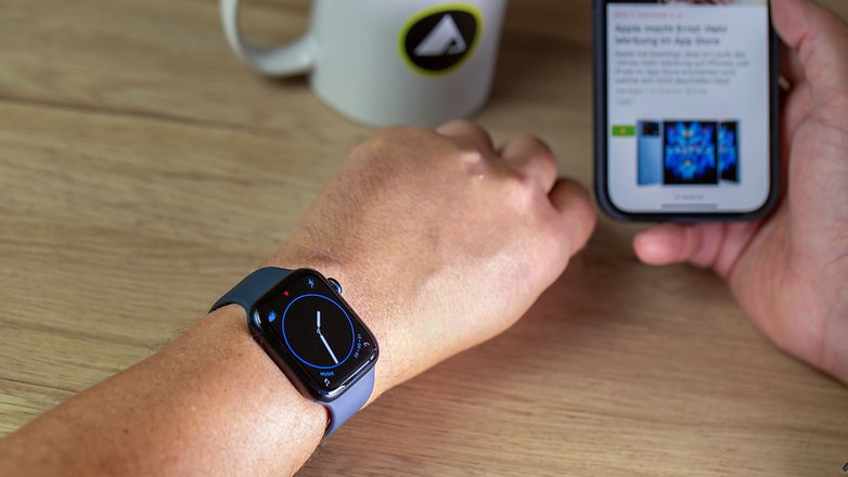 Die Apple Watch 8 arbeitet auch weiterhin nahtlos mit anderen Apple-Devices.