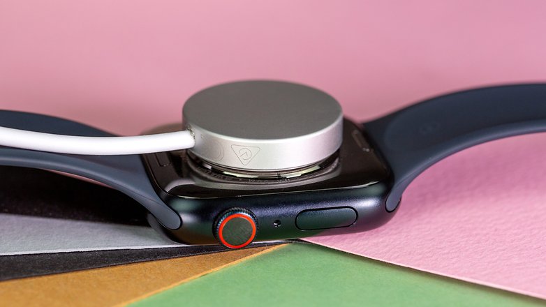 Die Apple Watch 8 lässt sich wie gewohnt mit den bekannten Chargern laden.