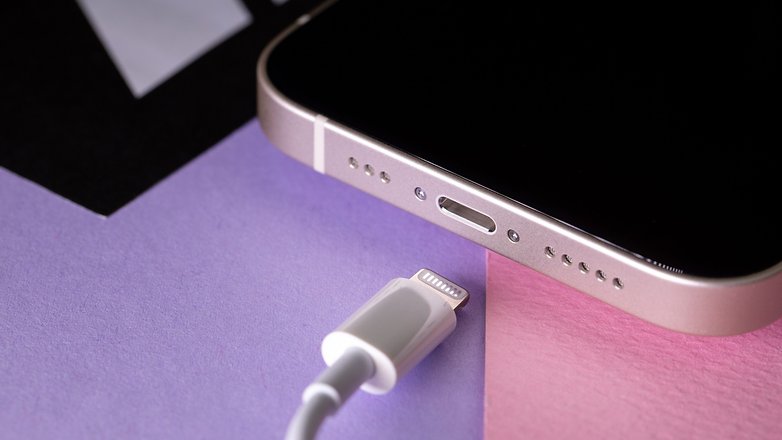 Das iPhone 14 von unten mit Lightning-Kabel