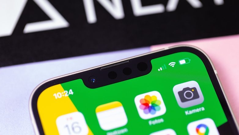 iPhone 14 von vorne mit Blick auf die Notch