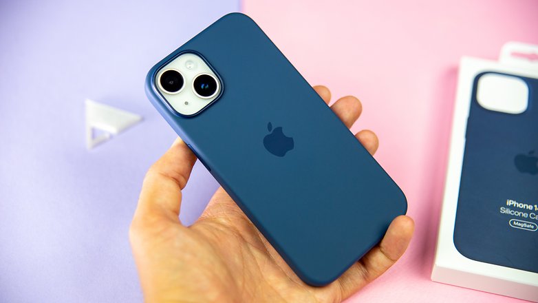 Apple iPhone 14 prise en main vu de dos avec coque de protection