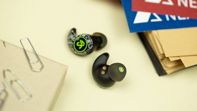 Ein Foto der Mifo-S-Earbuds im Detail.