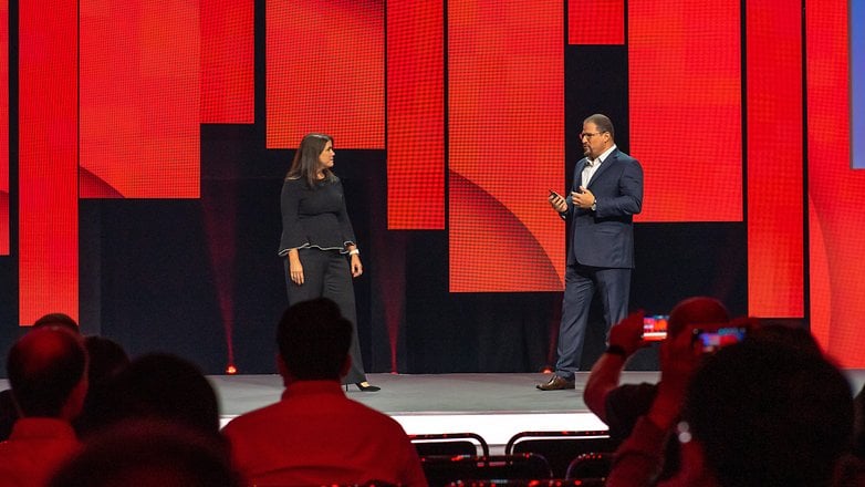 Bose, generální ředitelka Lila Snyder auf der Qualcomm-Pressekonferenz.