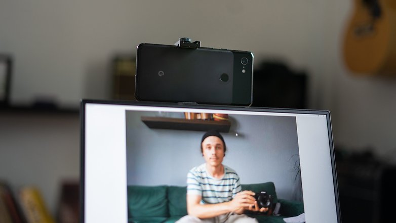 Tukar telefon pintar menjadi kamera web melalui apl DroidCam untuk iPhone dan Android