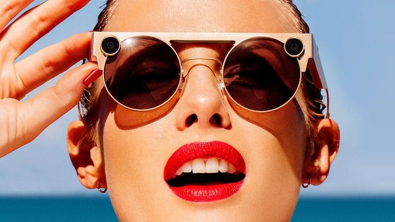 Lifestyle-Bild zeigt Model mit Snapchat Spectacles am Meer